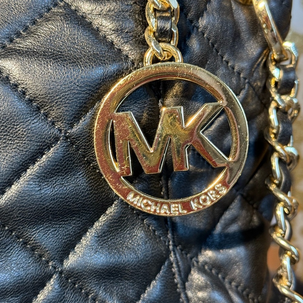 Michael Kors Black Quilted Shoulder Bag with Gold Chain - Picture 4 of 11